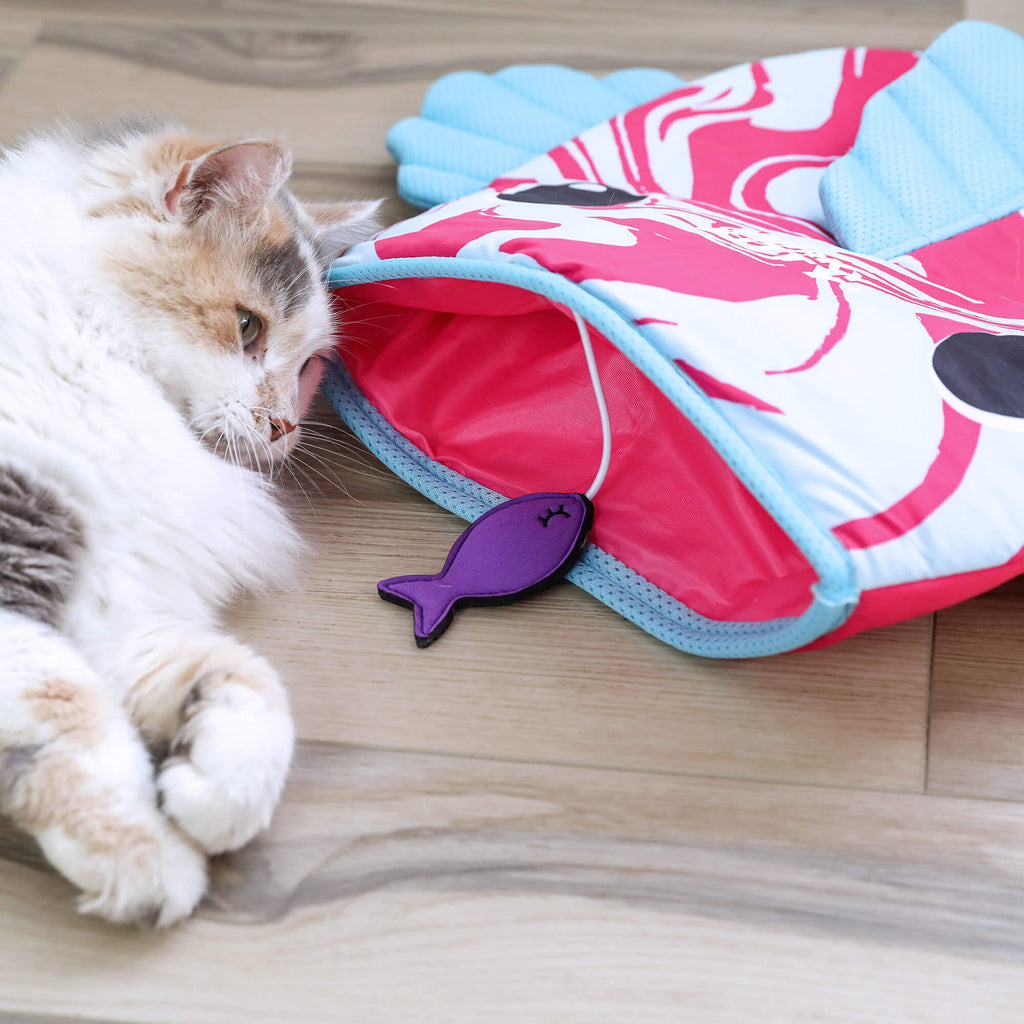 Quirky Kitty Fish Cooling Mat – Ocean-Themed Cat Play Mat
