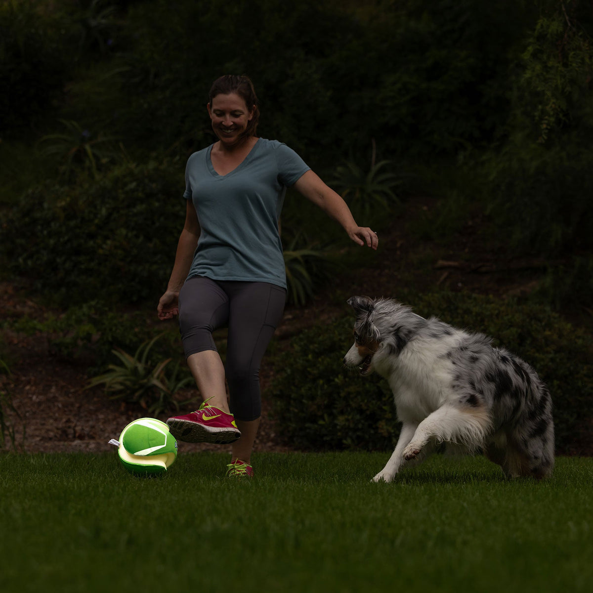 Chuckit! Kick Fetch Max Glow